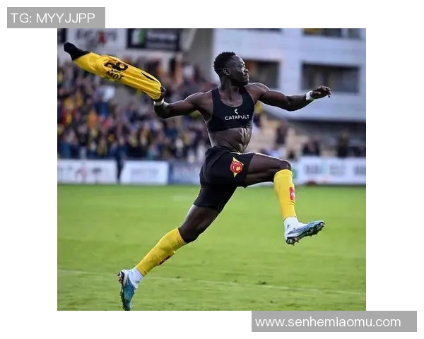 足球球星脖套热潮引发运动时尚与保暖功能双重关注